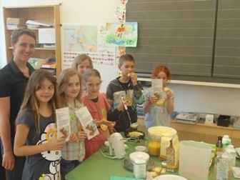 Kinder lasen Rezepte und kochten danach Kinder lasen Rezepte und kochten danach