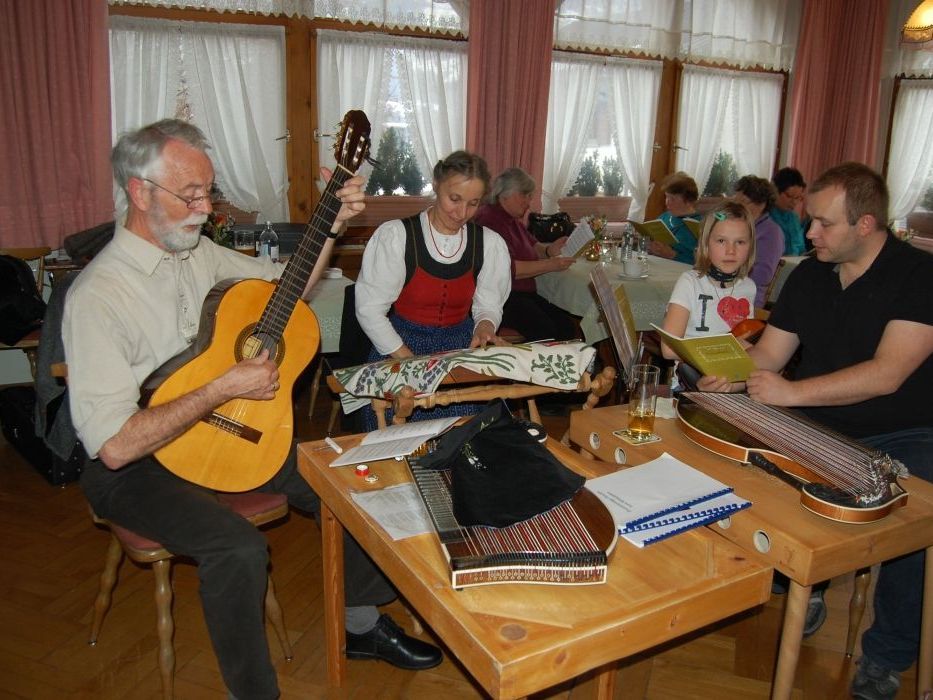 Hannes Riesch leitet mit viel Fingerspitzengefühl das „Musizieren im Gasthaus“. Hannes Riesch leitet mit viel Fingerspitzengefühl das „Musizieren im Gasthaus“.