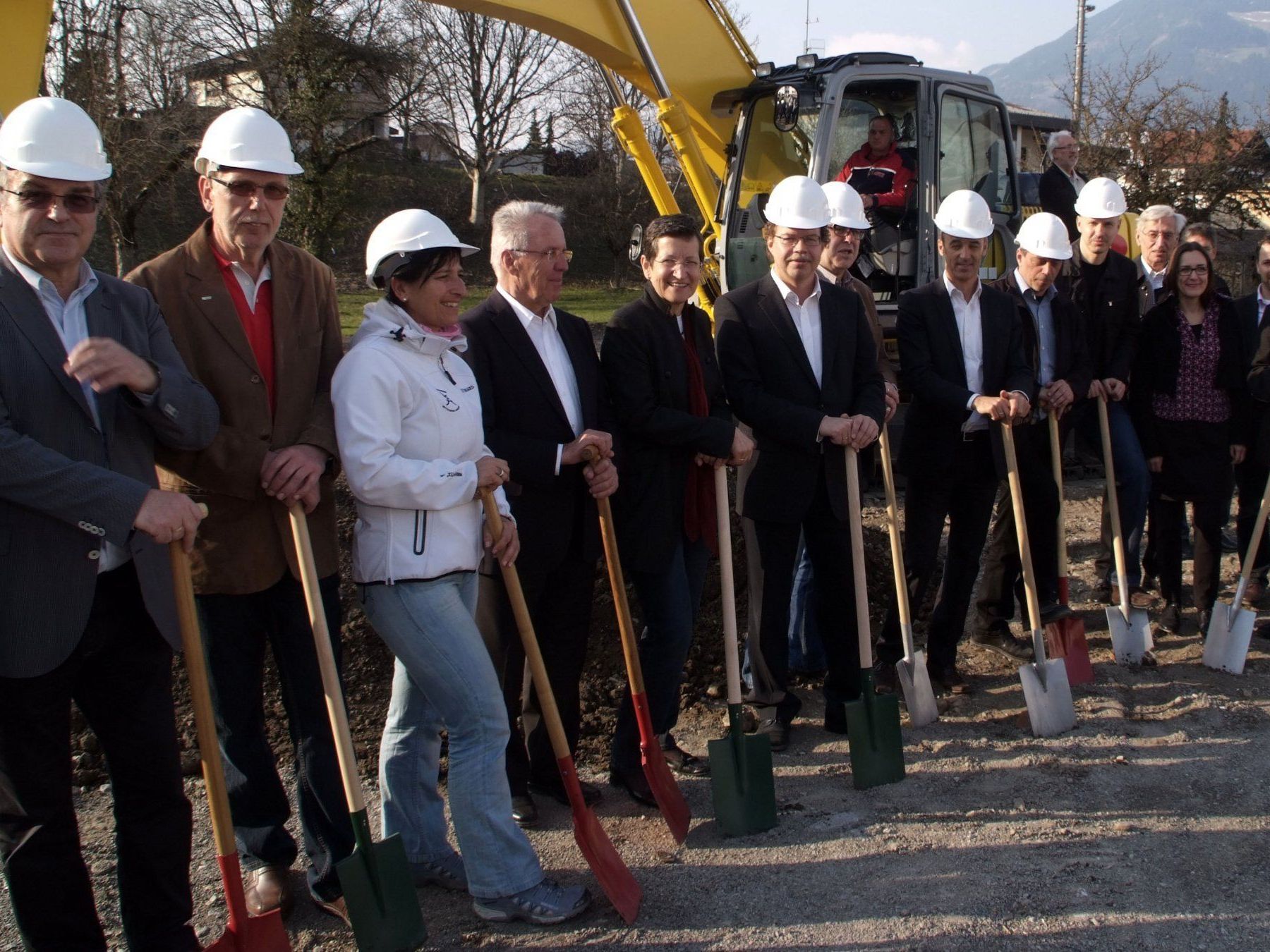 Aufmarsch zum Spatenstich für das neue Nenzinger Sozialzentrum. Aufmarsch zum Spatenstich für das neue Nenzinger Sozialzentrum.