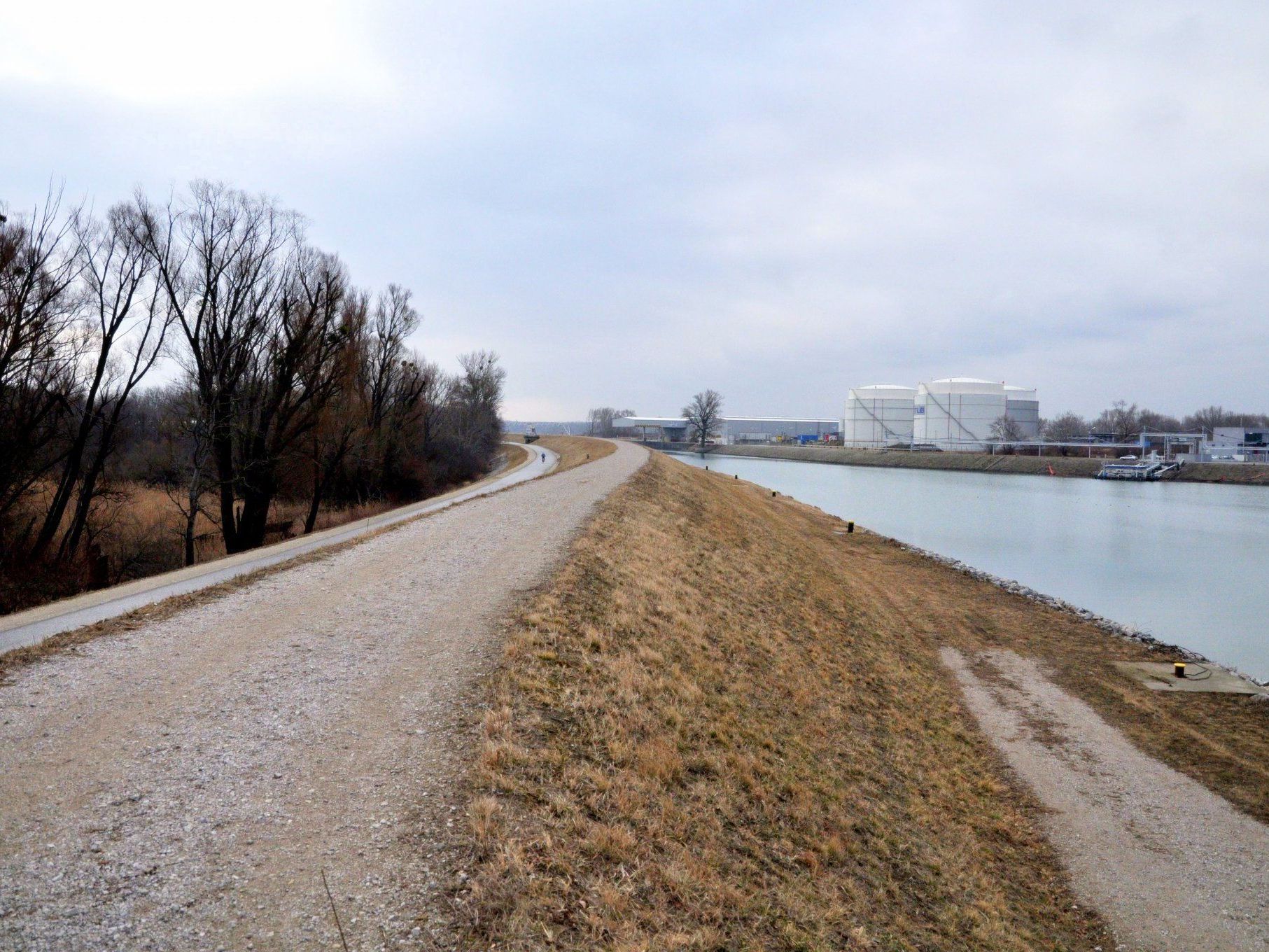 Der neue Damm kann auch als Wanderweg genutzt werden Der neue Damm kann auch als Wanderweg genutzt werden