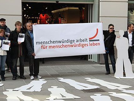 Bei der Demo vor dem Innenstadt-H&M ging es um menschenwürdige Arbeitsbedingungen