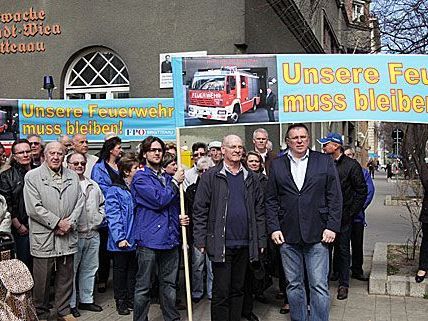 "Unsere Feuerwehr muss bleiben!" forderte die FPÖ bei der Demo in Brigittenau