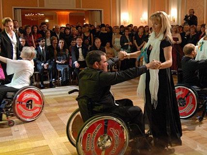 Die Tanzeinlagen des Vienna Rolli-Dancedreams bilden einen Höhepunkt beim vollständig barrierefreien Diversity Ball Die Tanzeinlagen des Vienna Rolli-Dancedreams bilden einen Höhepunkt beim vollständig barrierefreien Diversity Ball