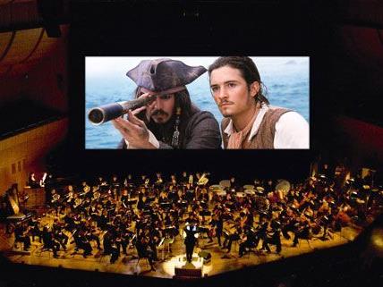 Orlando Bloom und Johnny Depp kämpfen in "Fluch der Karibik" auf der Leinwand, ein 90-köpfiges Orchester spielt live auf der Bühne.