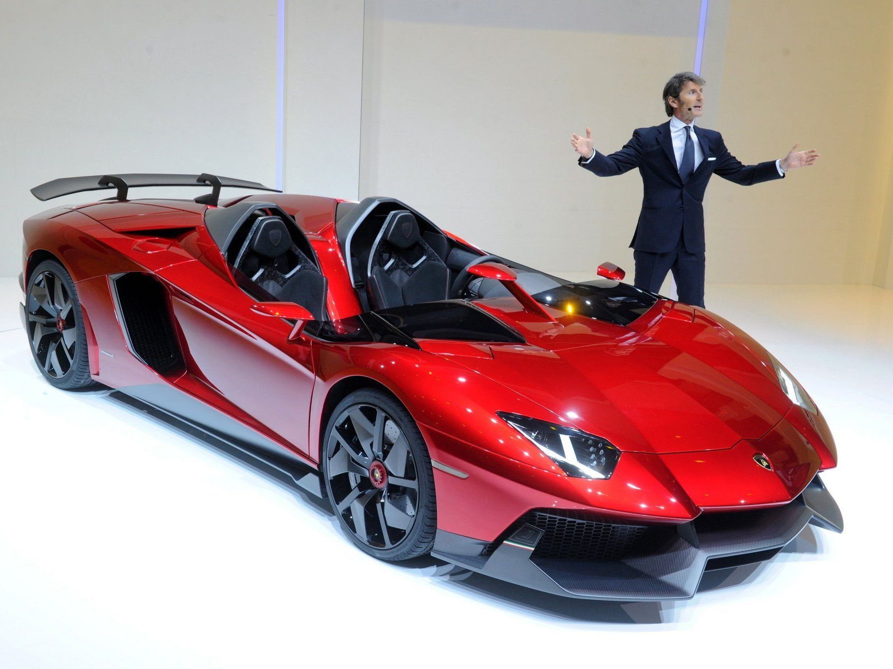 Lamborghini-Chef Stephan Winkelmann präsentiert den Lamborghini Mentador J. Lamborghini-Chef Stephan Winkelmann präsentiert den Lamborghini Mentador J.