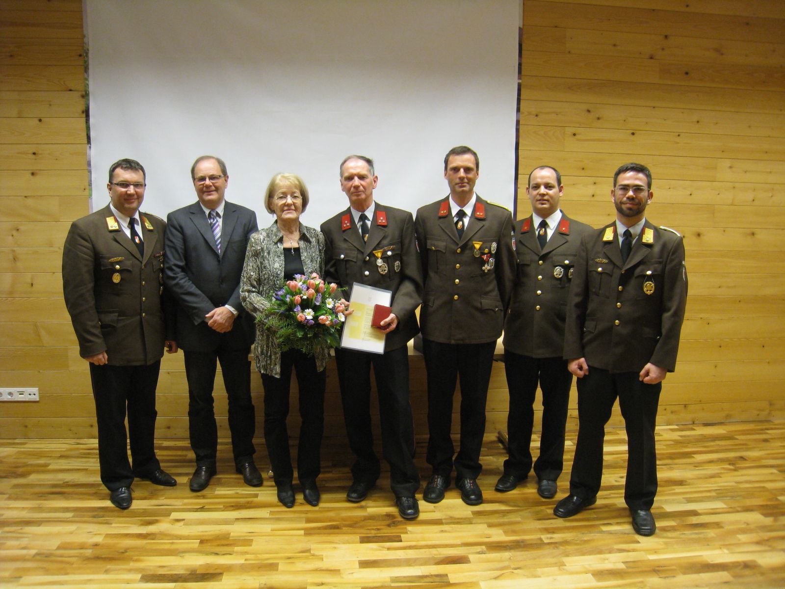 v.li.: BV Wolfgang Huber, Bgm. Reinhard Nachbaur, Marianne mit Gatte und Jubilar Dietmar Kofler, Kdt. Christian Devigili, Kdt.Stv. Werner Nachbaur, AFK Michael Moosbrugger v.li.: BV Wolfgang Huber, Bgm. Reinhard Nachbaur, Marianne mit Gatte und Jubilar Dietmar Kofler, Kdt. Christian Devigili, Kdt.Stv. Werner Nachbaur, AFK Michael Moosbrugger