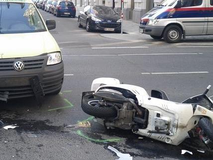 Der Fahrer blieb unverletzt, das Moped hat vermutlich einen Totalschaden.