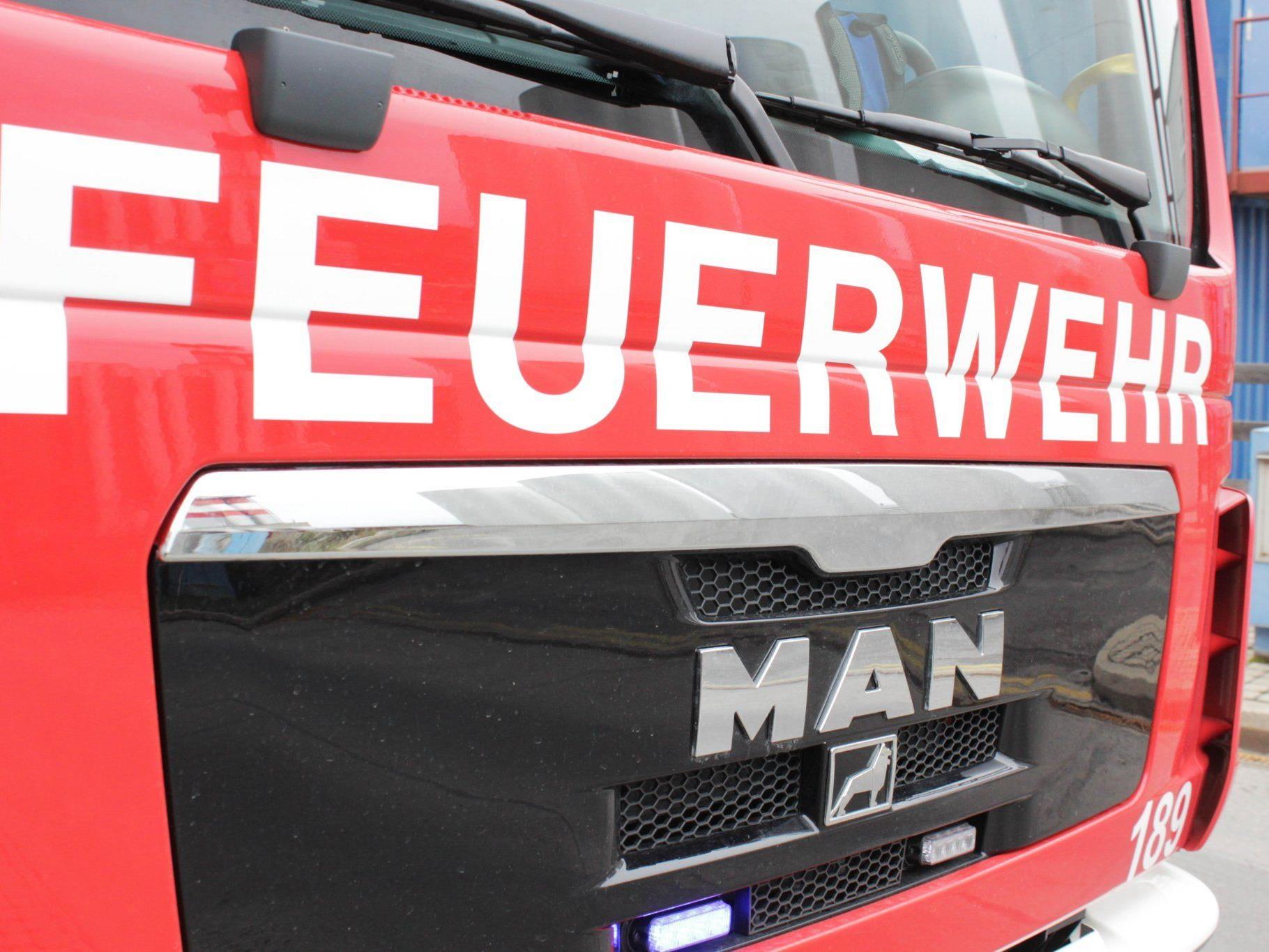 Explosive Materie im Kanal: Die Einsatzkräfte der Feuerwehr waren die ganze Nacht in Himberg im Einsatz.