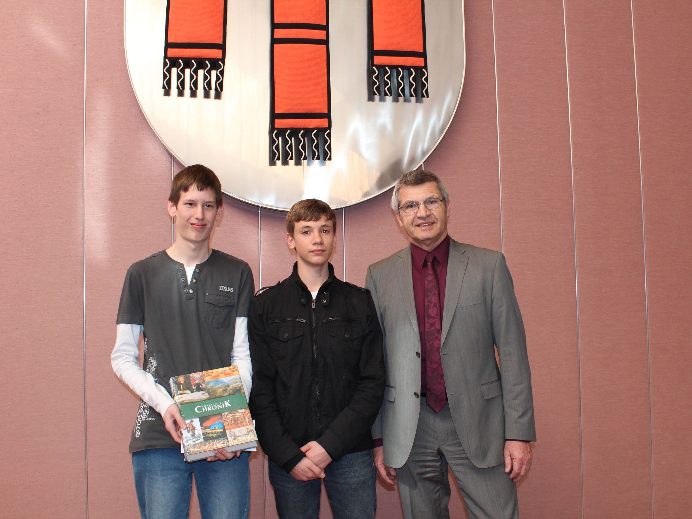 Landessieger Lukas Muxel, der Zweitplatzierte David Meusburger und LR Siegi Stemer. Landessieger Lukas Muxel, der Zweitplatzierte David Meusburger und LR Siegi Stemer.