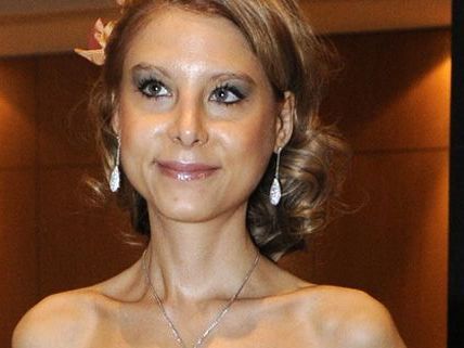 Bereits beim Opernball fiel auf, wie abgemagert Katzi mittlerweile aussieht. Bereits beim Opernball fiel auf, wie abgemagert Katzi mittlerweile aussieht.