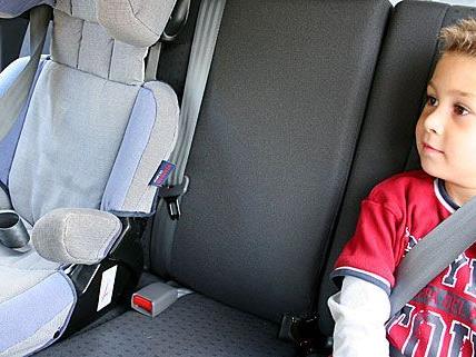 Auch wenn ein Kindersitz vorhanden ist: Wenn es schnell gehen muss, wird oft nicht genug auf Kindersicherheit geachtet