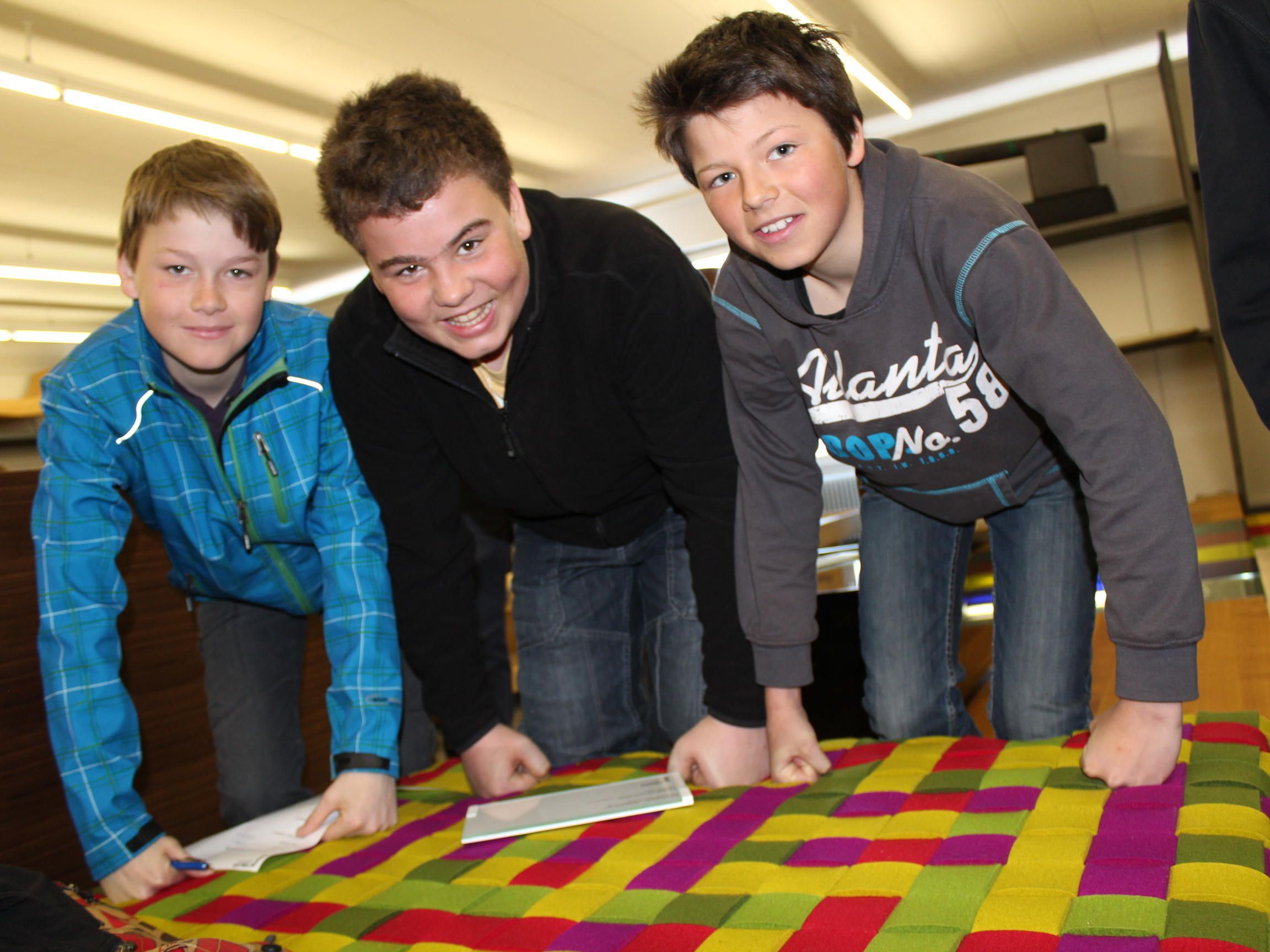 Andreas, Thomas und Daniel „testen“ die originelle Polstergarnitur. Andreas, Thomas und Daniel „testen“ die originelle Polstergarnitur.