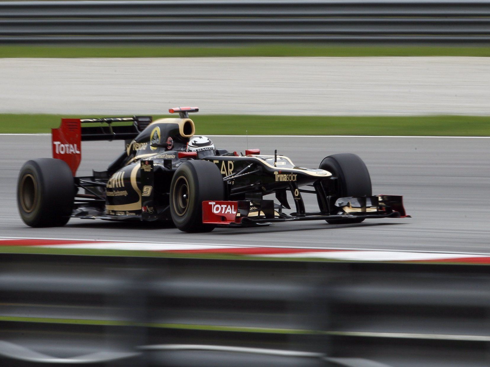 Die Lotus-Box mit den Rennwagen wurde von dem Feuer verschont.