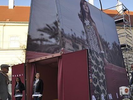 In diesem überdimensionalen Einkaufssackerl gibt es den Spot zur Marni at H&M-Kollektion zu sehen In diesem überdimensionalen Einkaufssackerl gibt es den Spot zur Marni at H&M-Kollektion zu sehen