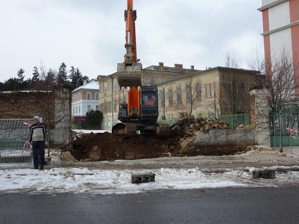 Acht Meter Mauer mussten am Steinhof weichen. Die Anrainer wollten wissen: Wofür? Acht Meter Mauer mussten am Steinhof weichen. Die Anrainer wollten wissen: Wofür?