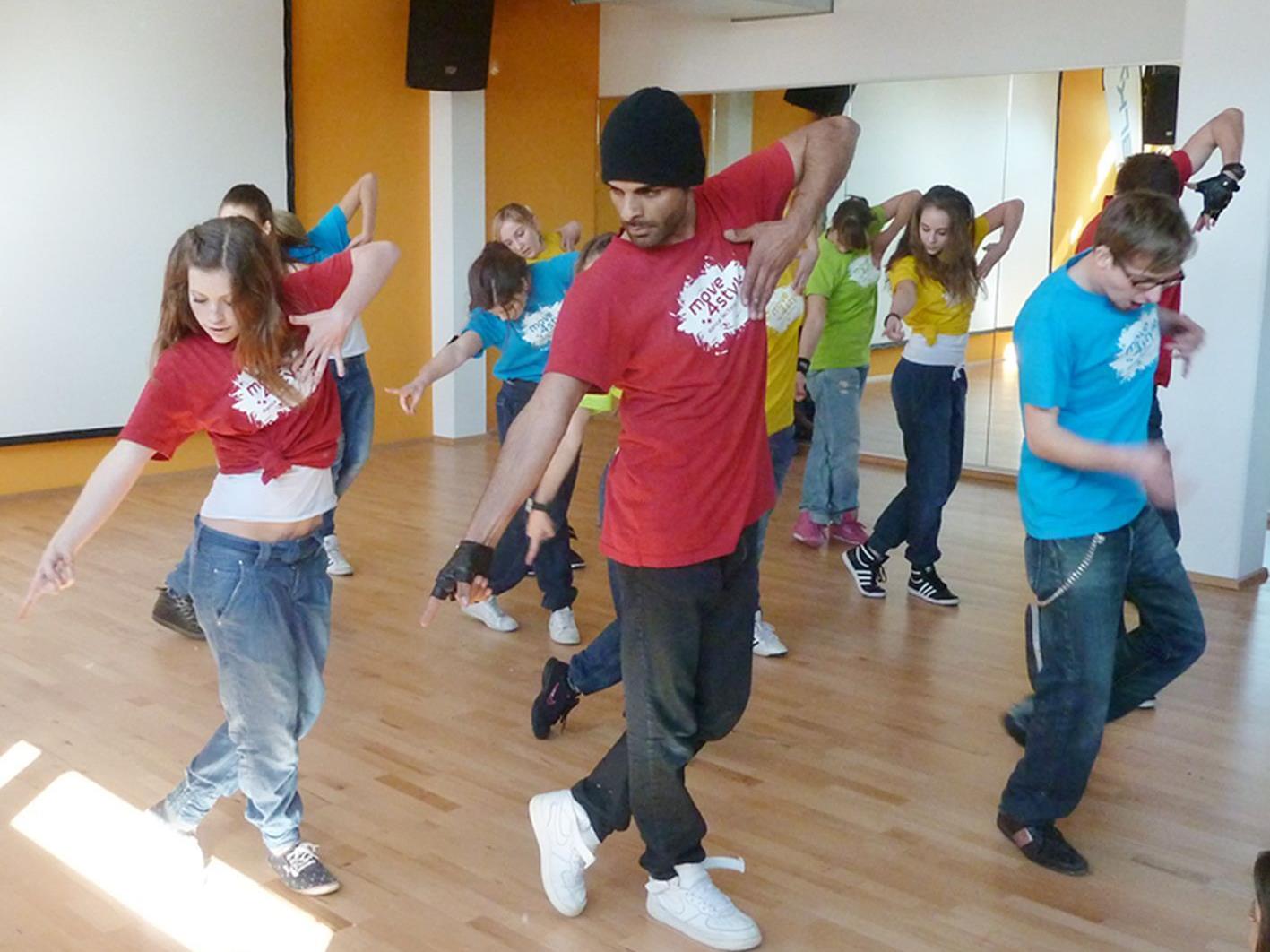 Begeisterndes Showprogramm der move4style-Showgruppen bei der Tanzschul-Eröffnung.