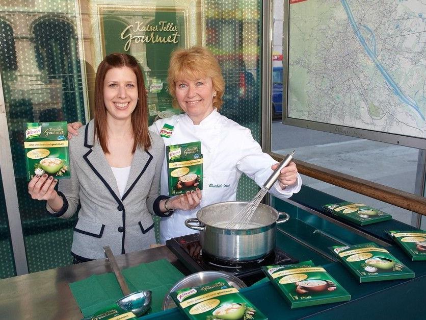 Pia Villa und Elisabeth Strunz bei der Knorr Gourmet Station bei der Oper.
