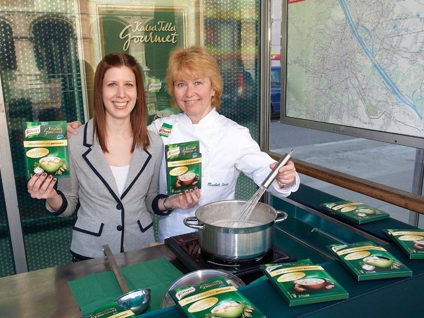Pia Villa und Elisabeth Strunz bei der Knorr Gourmet Station bei der Oper. Pia Villa und Elisabeth Strunz bei der Knorr Gourmet Station bei der Oper.
