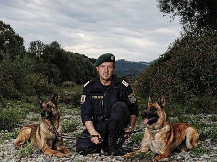 Johann Hengstberger, Leiter der Polizeidiensthundeinspektion St. Pölten mit Diensthunden "Flic le Bosseur“ (links) und "Kosmo of flying porkies" (rechts)