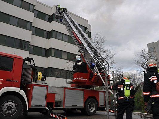Die Feuerwehr probte bei der Einsatzübung in Donaustadt den Außenangriff