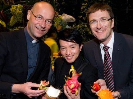 Dompfarrer Toni Faber, Designer Nhut La Hong und Mag. Alois Huber verkosteten exotische Frcühter im Palmenhaus.