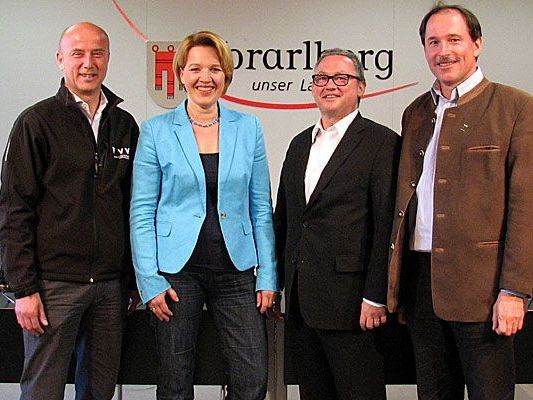 v.l.: Raimund Frick (interimistischer VVV-Geschäftsführer), Landesrätin Andrea Kaufmann, Kulturhäuser-Geschäftsführer Werner Döring, Dietmar Haller (Verkehrsverbund). v.l.: Raimund Frick (interimistischer VVV-Geschäftsführer), Landesrätin Andrea Kaufmann, Kulturhäuser-Geschäftsführer Werner Döring, Dietmar Haller (Verkehrsverbund).