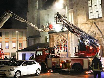 Der Brand im Dom in Wiener Neustadt konnte durch einen Feuerwehr-Großeinsatz eingedämmt werden