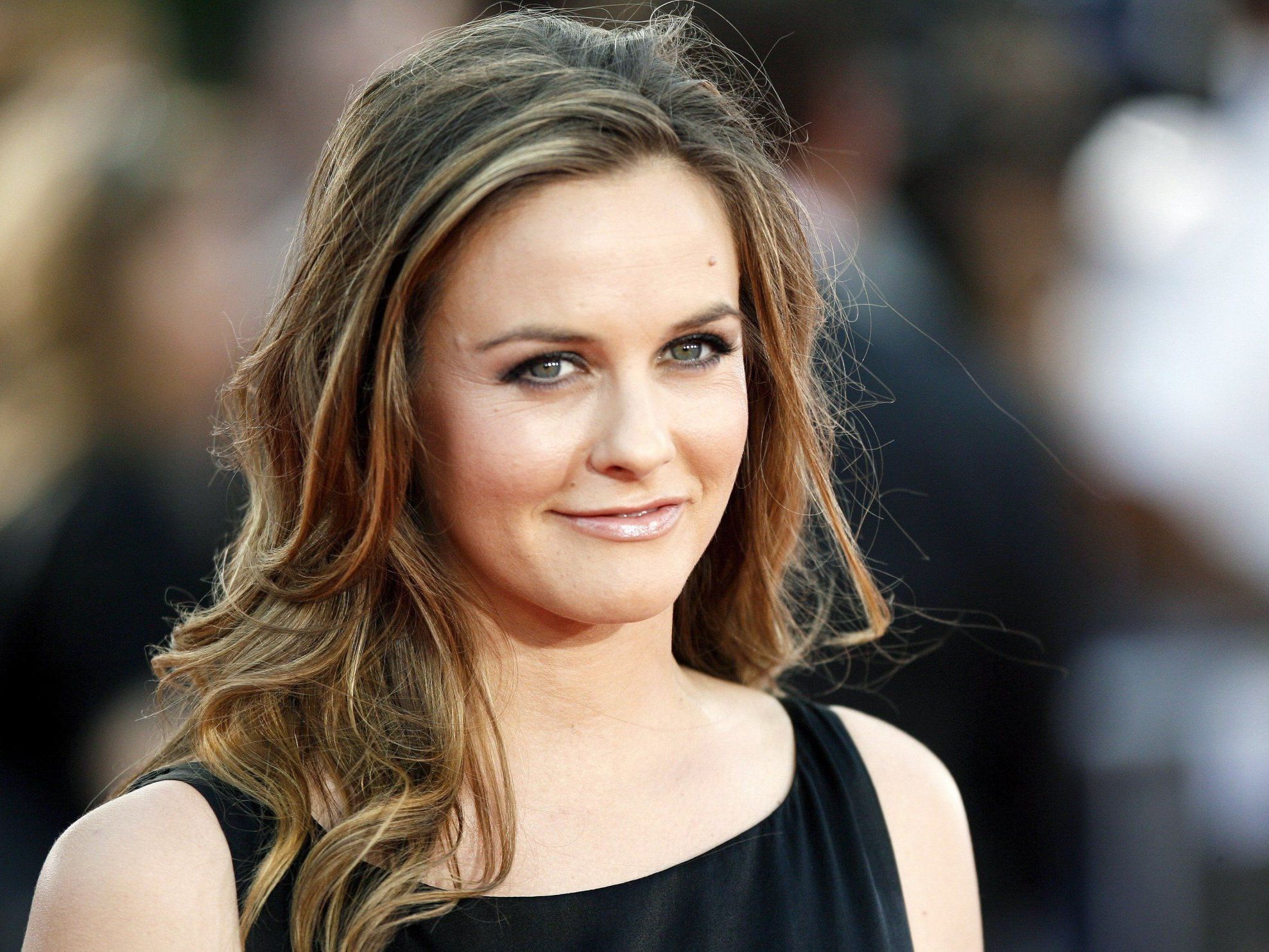 Kuriose Vorlieben: Jung-Mama Alicia Silverstone füttert ihren Sohn mit Mund. Kuriose Vorlieben: Jung-Mama Alicia Silverstone füttert ihren Sohn mit Mund.