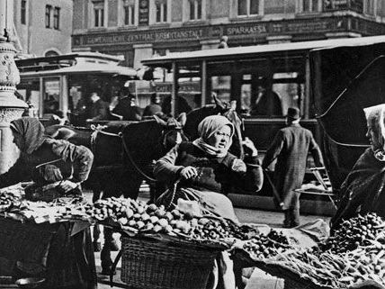 Beim Tag der Bezirksmuseen dreht sich alles um die Wiener Märkte; im Bild: Gemüsefrauen am Neuen Markt im Jahr 1900. Beim Tag der Bezirksmuseen dreht sich alles um die Wiener Märkte; im Bild: Gemüsefrauen am Neuen Markt im Jahr 1900.