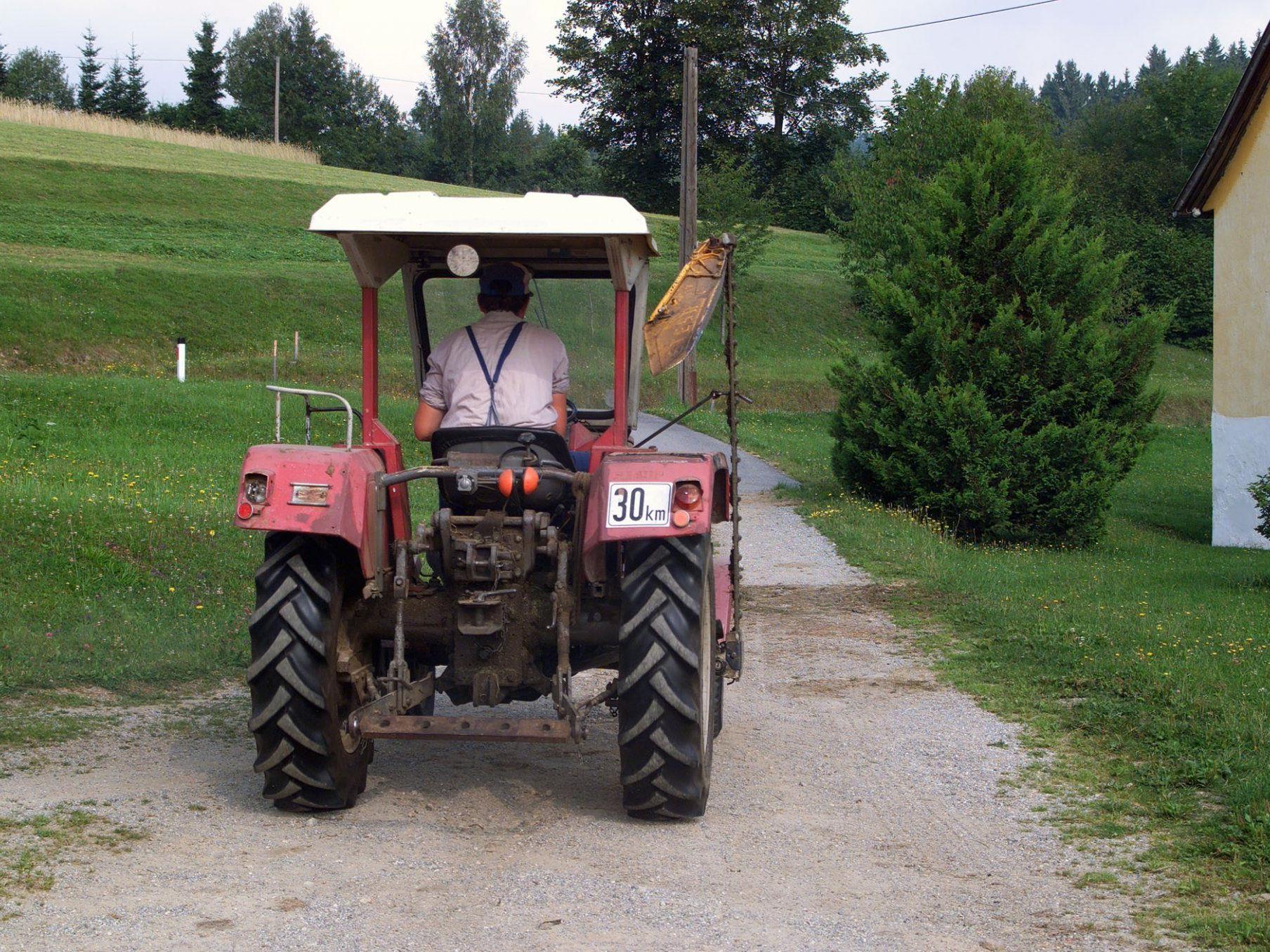 Ein 91-jähriger Pensionist starb in Oberösterreich nach einem Traktor-Unfall.