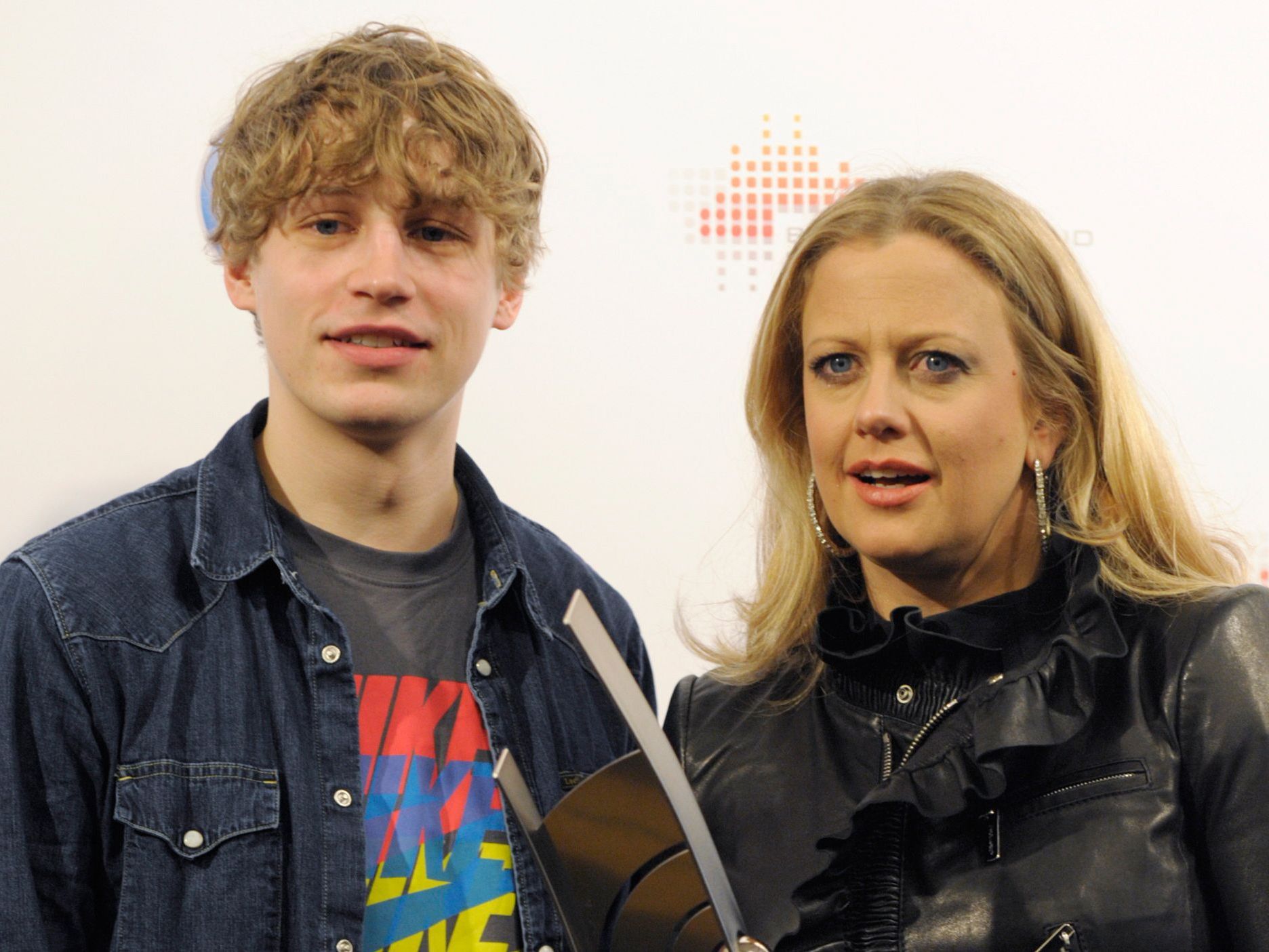 Tim Bendzko und die Moderatorin Barbara Schoeneberger in Berlin bei einer Pressekonferenz. Tim Bendzko und die Moderatorin Barbara Schoeneberger in Berlin bei einer Pressekonferenz.