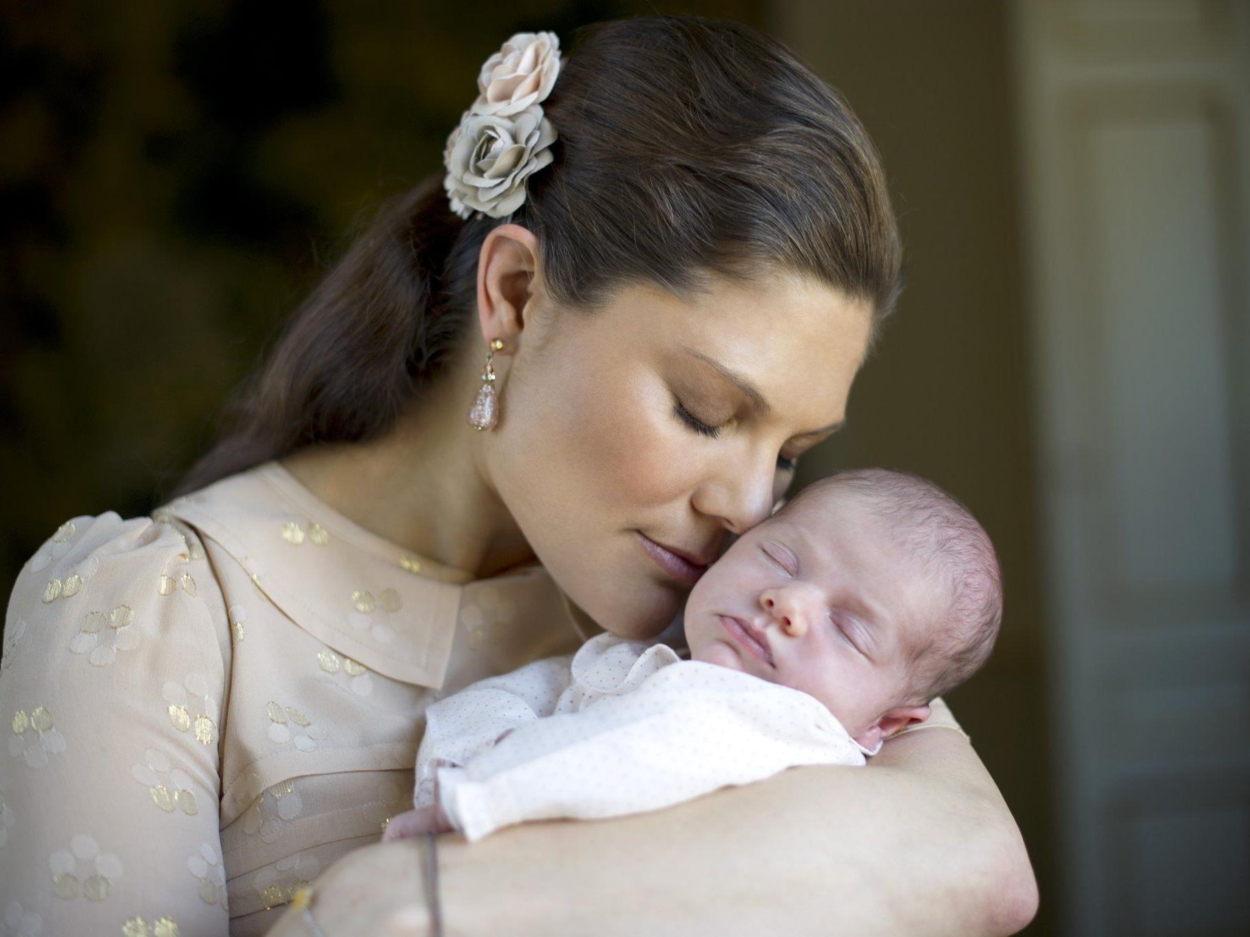 Neue Fotos zeigen Kronprinzessin Victoria und Baby-Prinzessin Estelle.