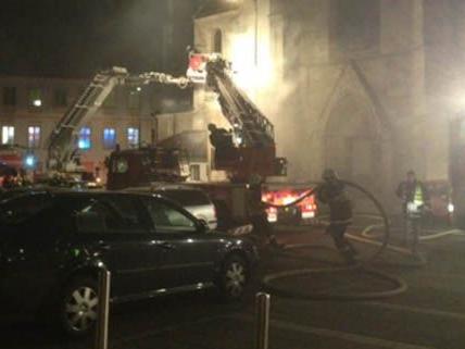 70 Feuerwehrmänner sind beim Brand im Wiener Neustädter Dom im Einsatz.