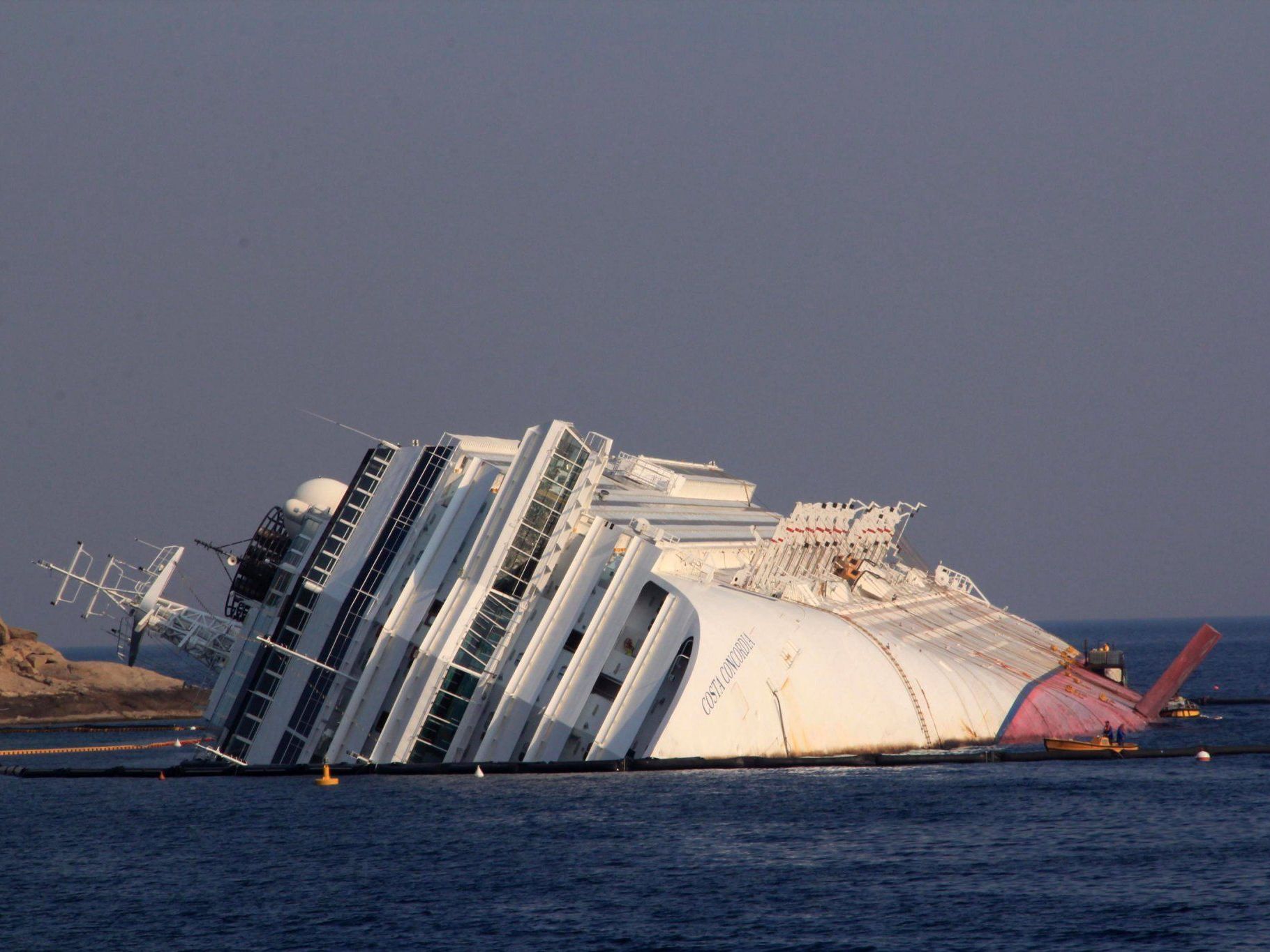 Das havarierte Schiff ist mittlerweile zu einer Touristenattraktion avanciert. Das havarierte Schiff ist mittlerweile zu einer Touristenattraktion avanciert.