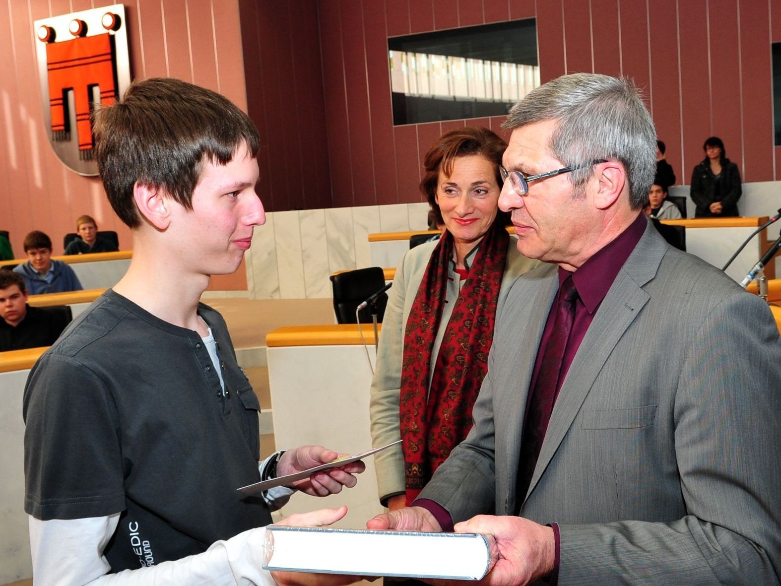 Landtagspräsidentin Mennel, Landesrat Stemer und der Organisator des Europa-Quiz, Prof. Markus Amann, gratulierten bei der Siegerehrung den Besten Landtagspräsidentin Mennel, Landesrat Stemer und der Organisator des Europa-Quiz, Prof. Markus Amann, gratulierten bei der Siegerehrung den Besten