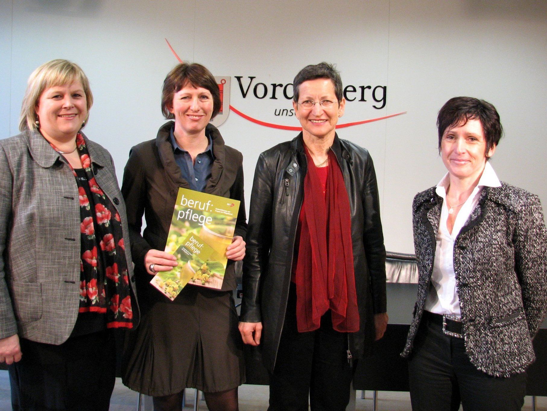 Susanne Andexlinger, FEMAIL-Geschäftsführerin Sabine Kessler, Landesrätin Greti Schmid, Andrea Winder. Susanne Andexlinger, FEMAIL-Geschäftsführerin Sabine Kessler, Landesrätin Greti Schmid, Andrea Winder.