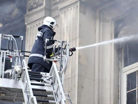 In Wien-Floridsdorf retteten Polizisten einen Mann aus einer brennenden Wohnung.