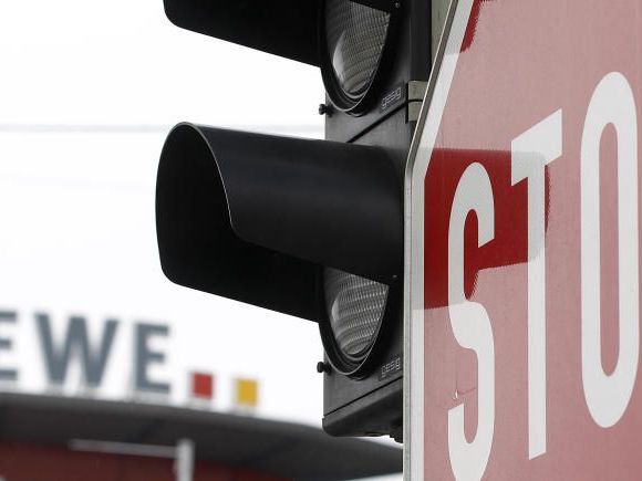 Durchsucht werden darf nur mit gerichtlichem Befehl. Es gibt also Verdachtsmomente gegen Rewe. Durchsucht werden darf nur mit gerichtlichem Befehl. Es gibt also Verdachtsmomente gegen Rewe.