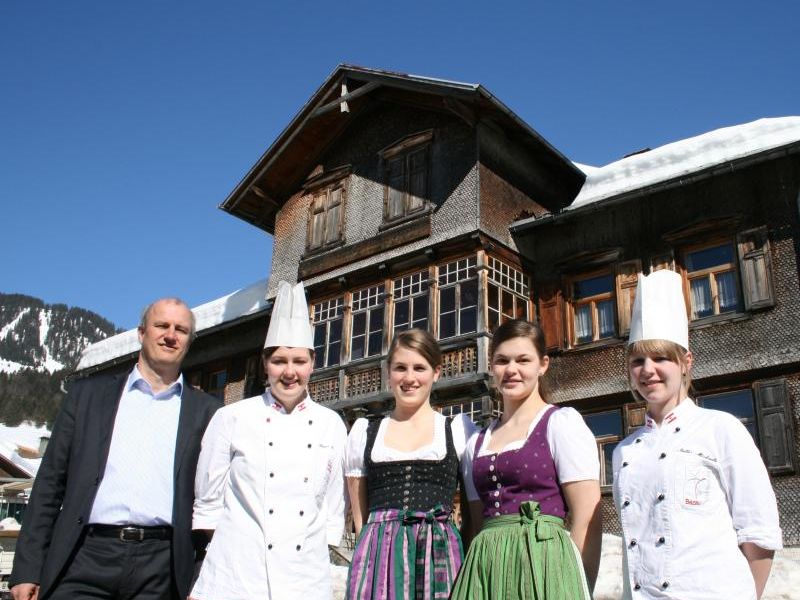 Mit Riccarda Lässer, Daniela Kopf, Magdalena Gasser und Michaela Natter hat Dir. Andreas Kappaurer den „Löwen“ in Au aufgeweckt. Mit Riccarda Lässer, Daniela Kopf, Magdalena Gasser und Michaela Natter hat Dir. Andreas Kappaurer den „Löwen“ in Au aufgeweckt.