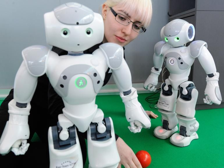 Eine Studentin zeigt Fußball-Roboter. Eine Studentin zeigt Fußball-Roboter.