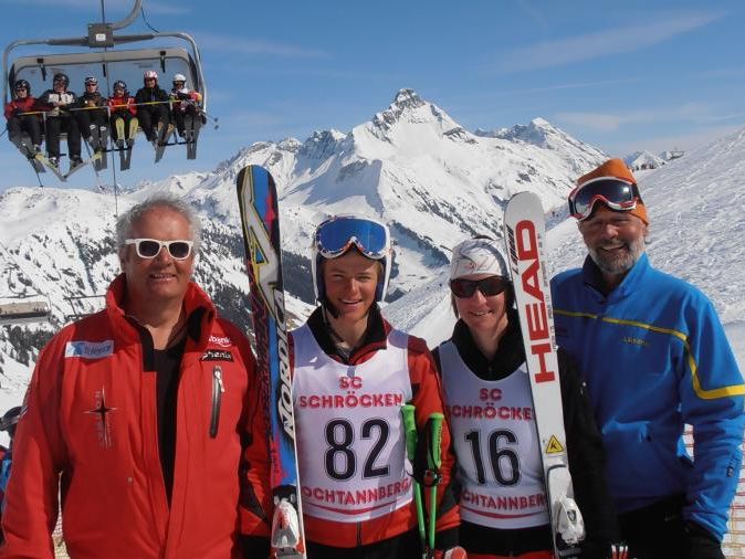 Rennleiter Toni Nardin (l.) und Gebhard Fritz mit den tagesschnellsten Skifahrern Katharina Dorner und Dieter Bischof. Rennleiter Toni Nardin (l.) und Gebhard Fritz mit den tagesschnellsten Skifahrern Katharina Dorner und Dieter Bischof.