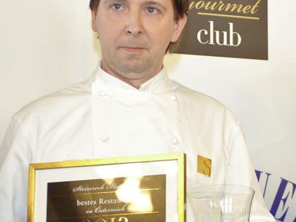 Steirereck-Wirt Heinz Reitbauer mit seiner Trophäe - schon wieder und wohlverdient! Steirereck-Wirt Heinz Reitbauer mit seiner Trophäe - schon wieder und wohlverdient!