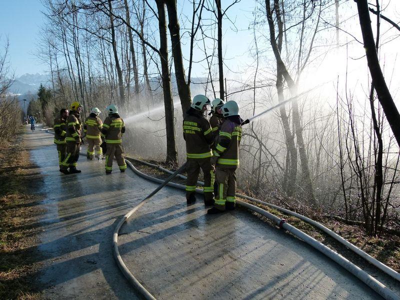 Der Brand wurde aus zwei Richtungen bekämpft, eine weitere Ausbreitung konnte verhindert werden.