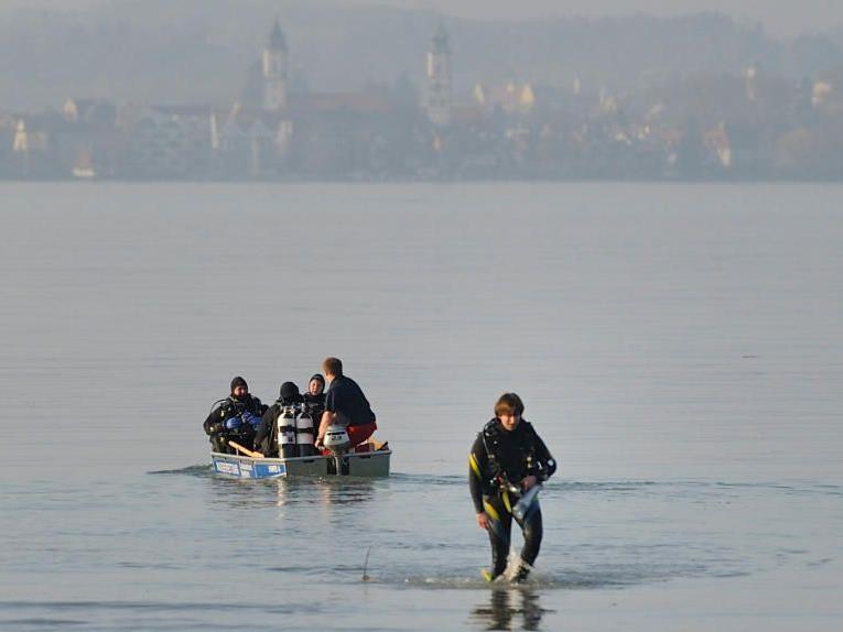 Einsatzkräfte setzen die Suche nach Vermissten nach dem Flugzeugabsturz in den Bodensee bei Bregenz fort.