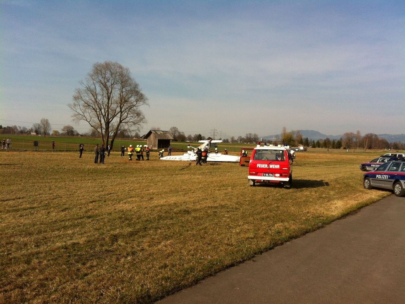Flugzeug am Dienstagnachmittag überschlagen Flugzeug am Dienstagnachmittag überschlagen
