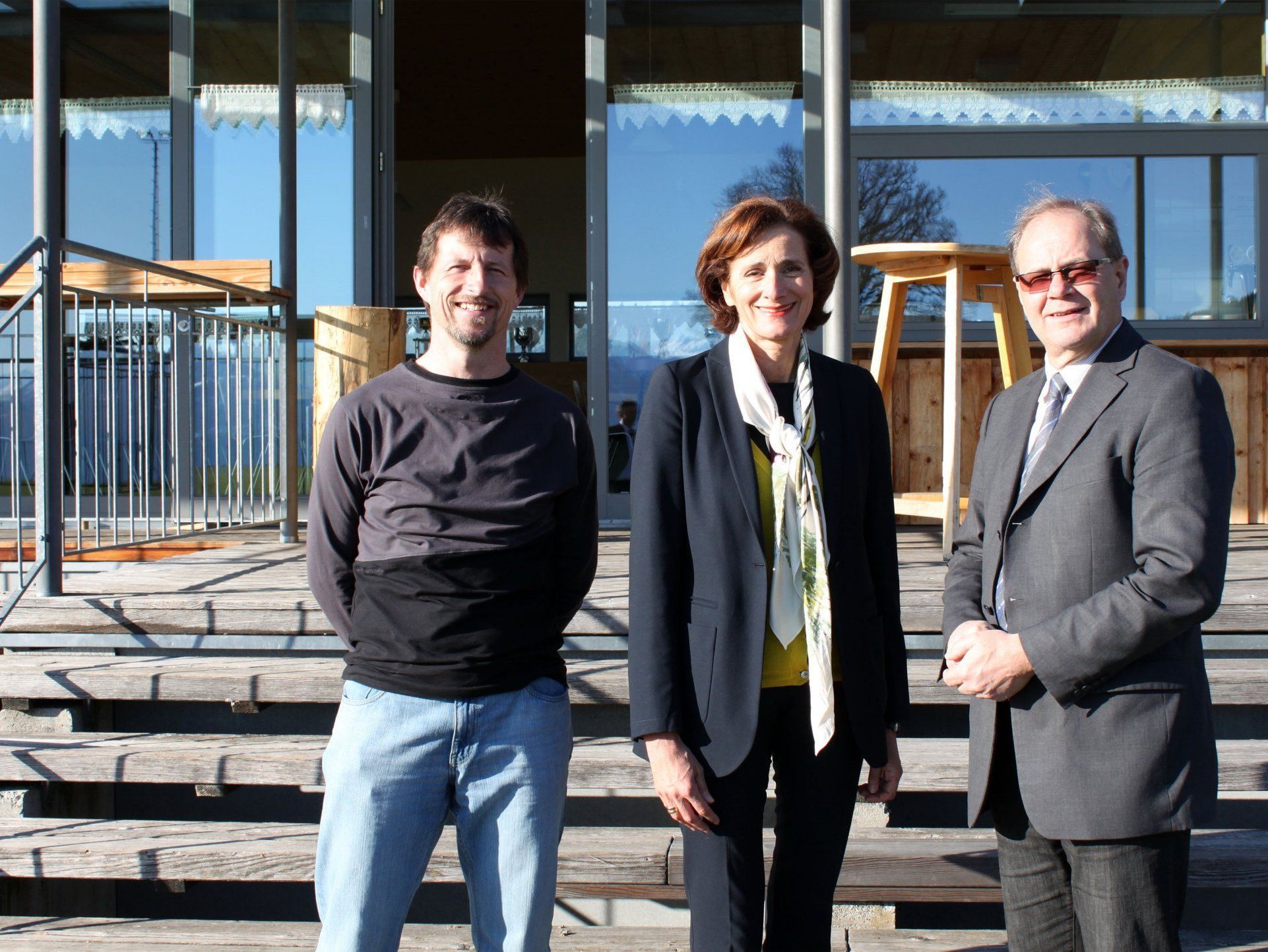 LTP Bernadette Mennel mit Bgm. Reinhard Nachbaur und Hugo Kathan vom FC Fraxern vor dem Clubhaus am höchstgelegenen Fußballplatz Vorarlbergs LTP Bernadette Mennel mit Bgm. Reinhard Nachbaur und Hugo Kathan vom FC Fraxern vor dem Clubhaus am höchstgelegenen Fußballplatz Vorarlbergs