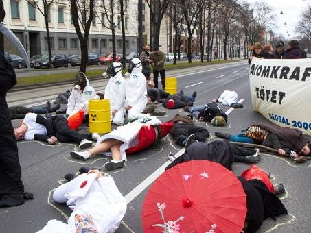 Fukushima-Jahrestag: Die Aktivisten von Global 2000 veranstalteten einen Flashmob in Wien.