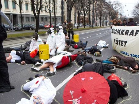 Fukushima-Jahrestag: Die Aktivisten von Global 2000 veranstalteten einen Flashmob in Wien. Fukushima-Jahrestag: Die Aktivisten von Global 2000 veranstalteten einen Flashmob in Wien.