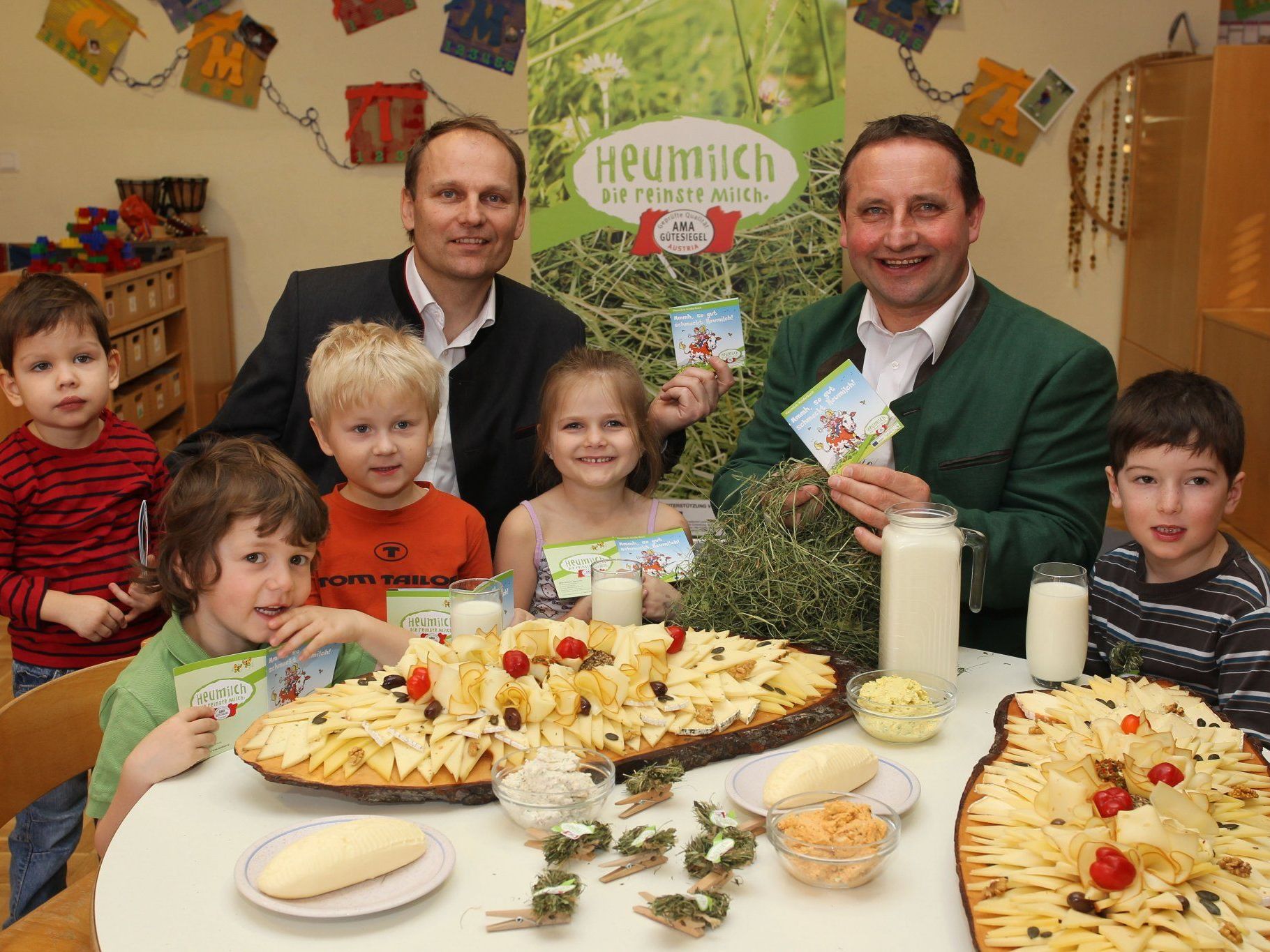 Andreas Geisler und Karl Neuhofer von der ARGE Heumilch Österreich präsentieren ein neues Kinderbuch, das dem Nachwuchs auf unterhaltsame und spielerische Weise die Besonderheiten von heimischer Heumilch näher bringt. Andreas Geisler und Karl Neuhofer von der ARGE Heumilch Österreich präsentieren ein neues Kinderbuch, das dem Nachwuchs auf unterhaltsame und spielerische Weise die Besonderheiten von heimischer Heumilch näher bringt.
