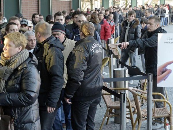 Schlange standen die Fans des neuen iPads am Freitag auch in München Schlange standen die Fans des neuen iPads am Freitag auch in München